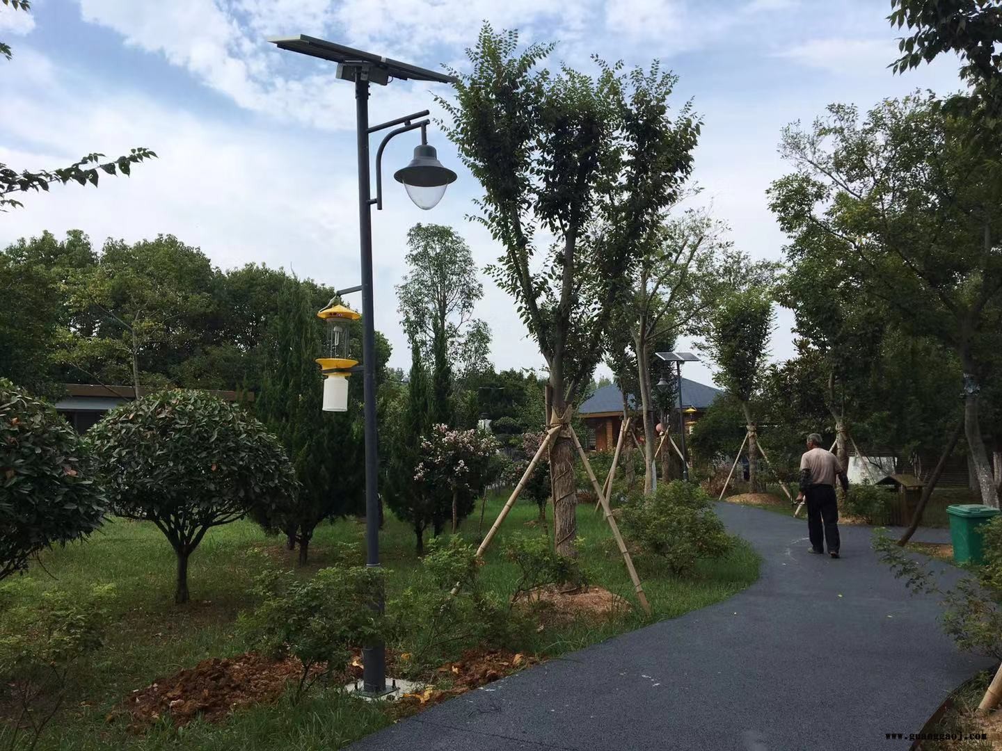 陕西汉中100瓦球场投光灯太阳能路灯厂家免费视频指导安装图3