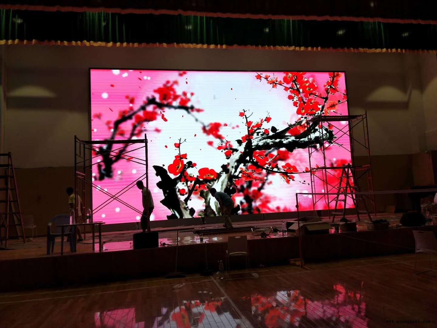 室内led显示屏  P1.667 厂家直销图1