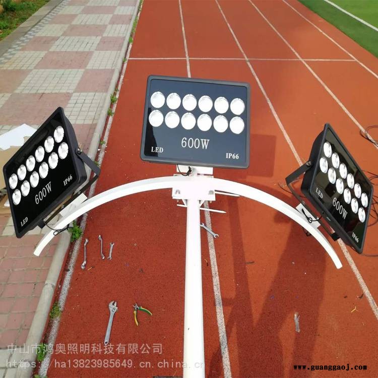 梅州学校10米高杆灯安装 一拖五镀锌灯杆配圆形支架300WLED投光灯图3