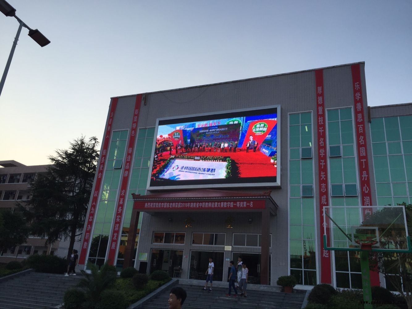 长沙户外P8全彩LED显示屏图2