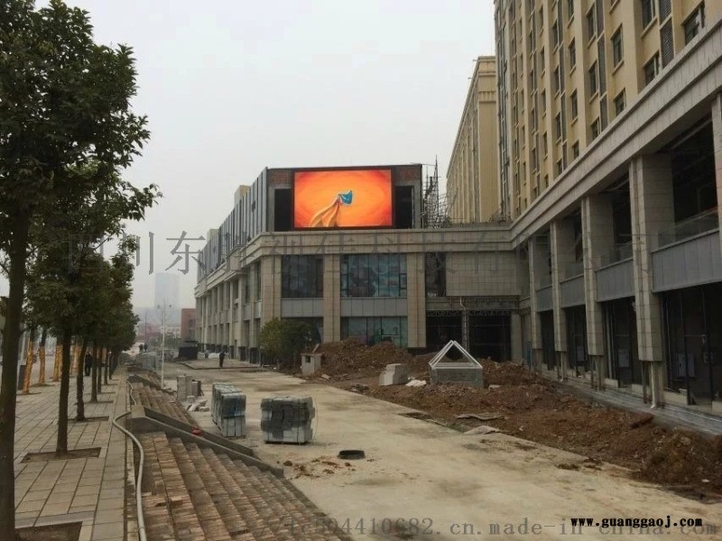 成都户外立柱LED全彩显示屏安装图3