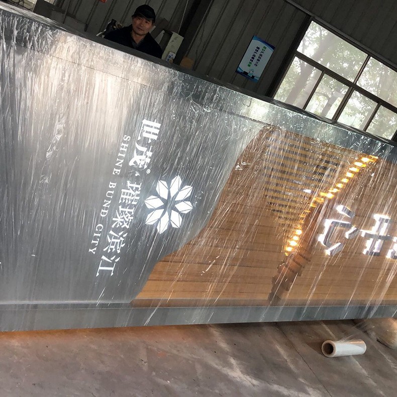 户外导向牌广告标识牌指示牌厂家定制立式发光不锈钢精神堡垒雕塑图3