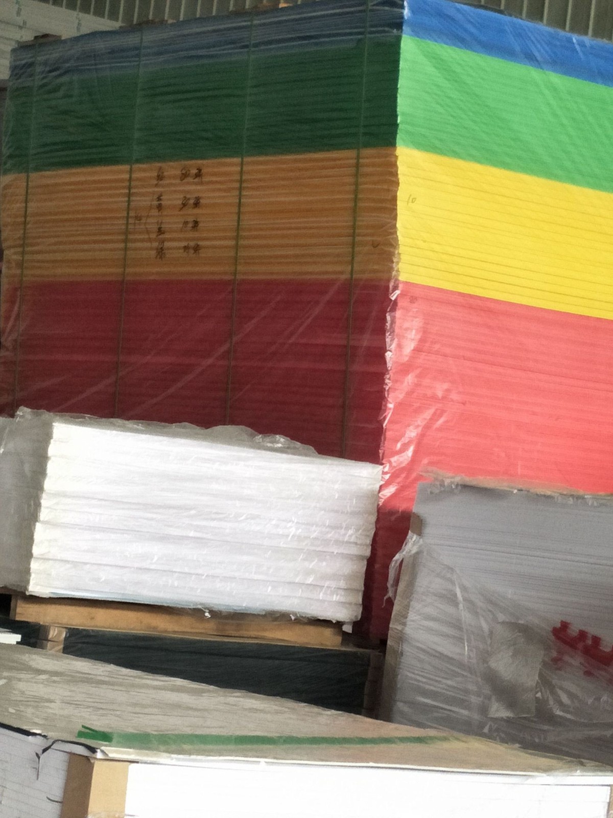 直销批发PVC彩色白色红黄蓝绿黑色雪弗板亮光面窗花板量大优惠图3
