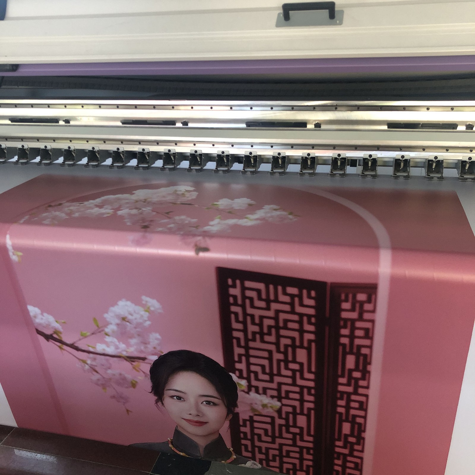 厂家直供 UV刀刮布喷绘 UV软膜 UV打印无网内光灯箱布喷绘 UV背胶图2