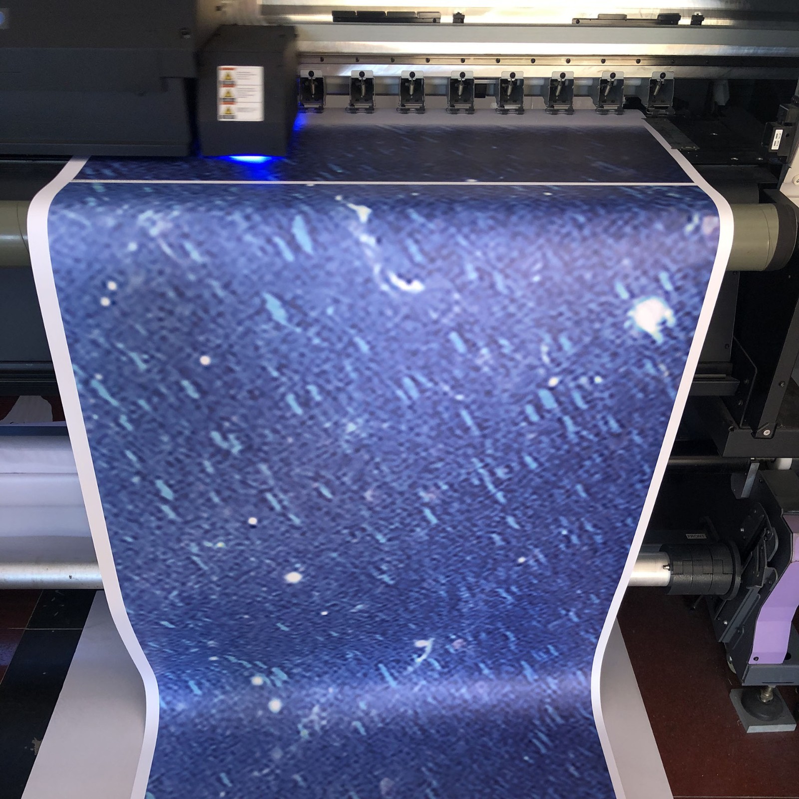 厂家制作高清户内外广告喷绘写真背胶海报定制UV软膜画布打印加工图2
