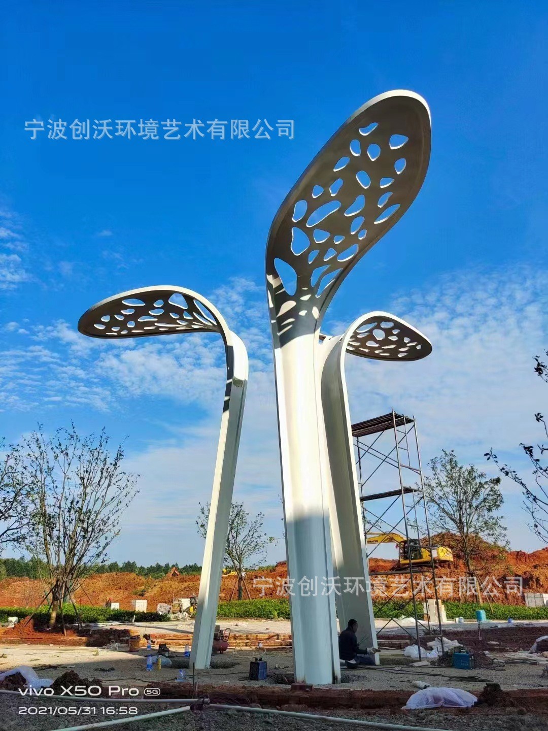 大型不锈钢拉丝镜面雕塑户外异型抽象造型镂空铁艺定制几何切面图3